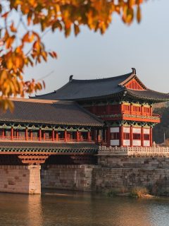 历史谍战剧封面，民国背景情报人员，复古色调画面精致